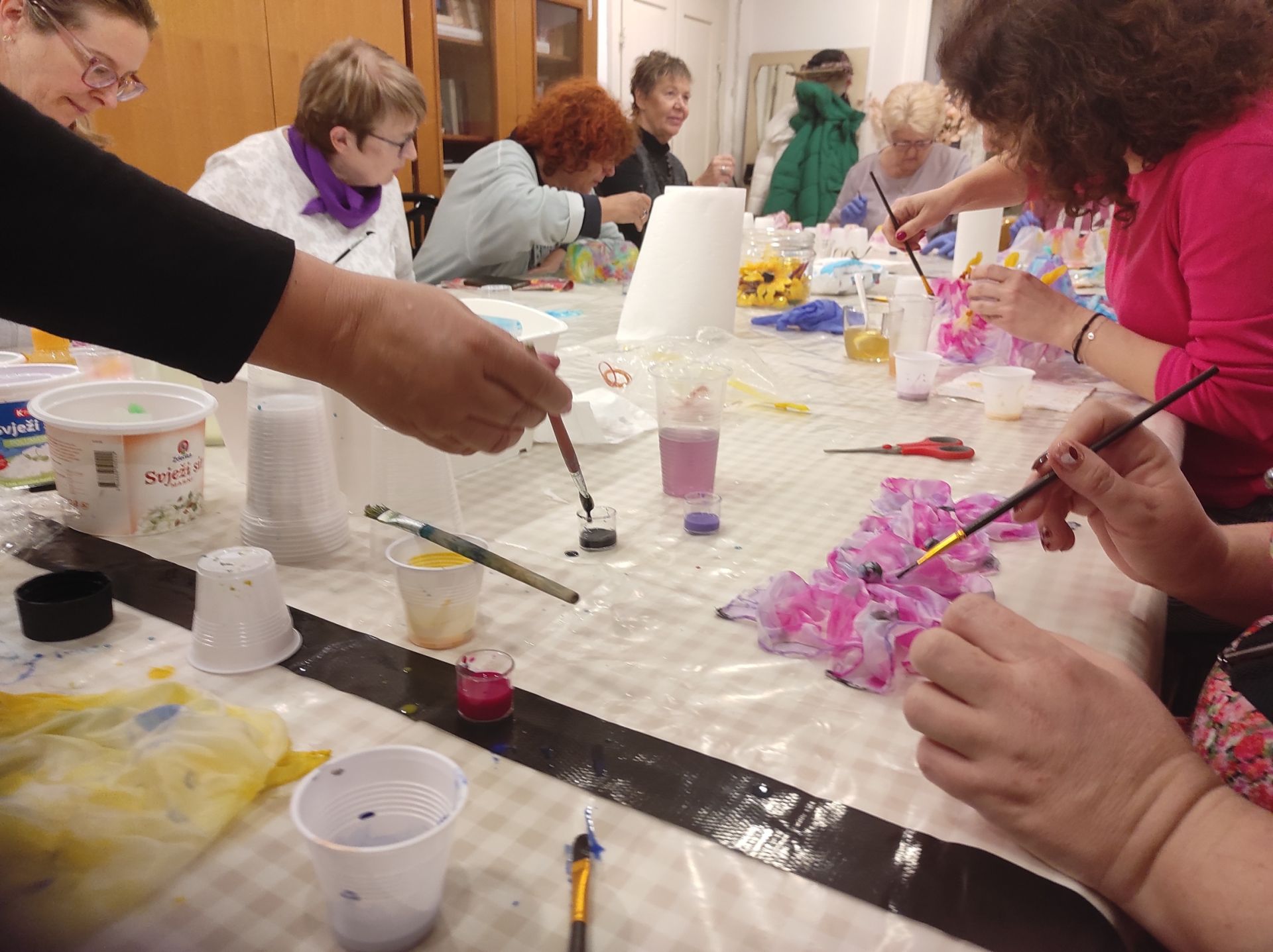U medulinskom Šantaduru povodom Dana žena održana inspirativna radionica oslikavanja svile 